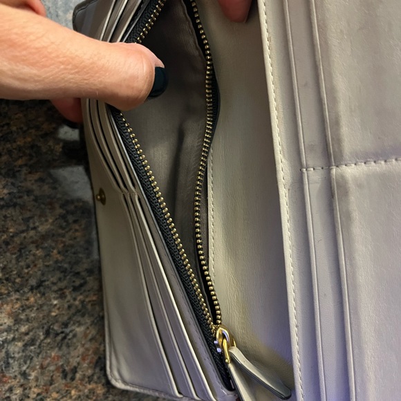 Marc Jacobs Gray Bifold Wallet. Snap closure w/ Gold Zipper Detail - Picture 7 of 10